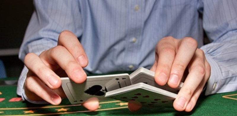 Tráo bài là phương pháp giúp bạn kiểm soát các lá bài